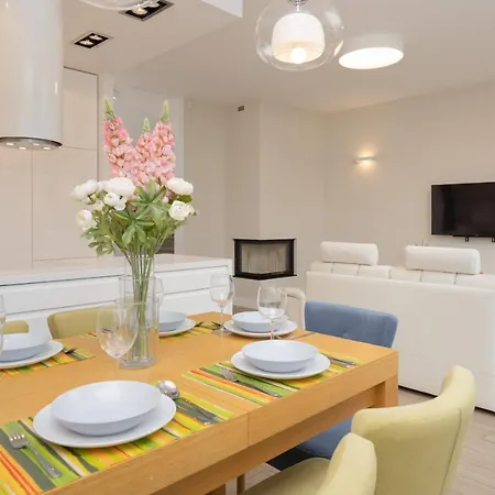 Three-bedroom Family House With Garden Nowa Wies By Renters Dom wakacyjny *