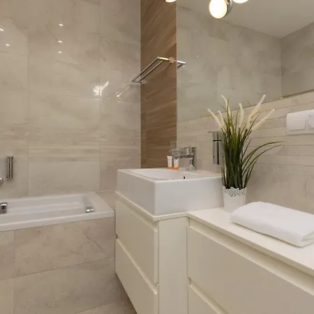 Three-bedroom Family House With Garden Nowa Wies By Renters ורשה